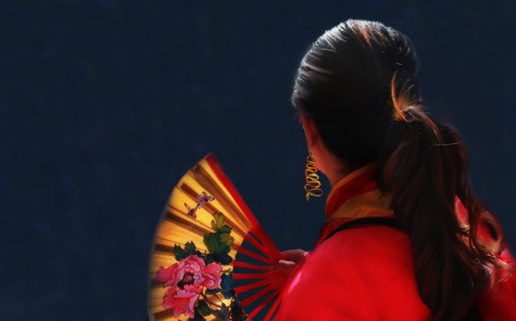 Mujer con vestuario tradicional en el Año Nuevo Chino. Imagen de LisaRedfern para Pixabay