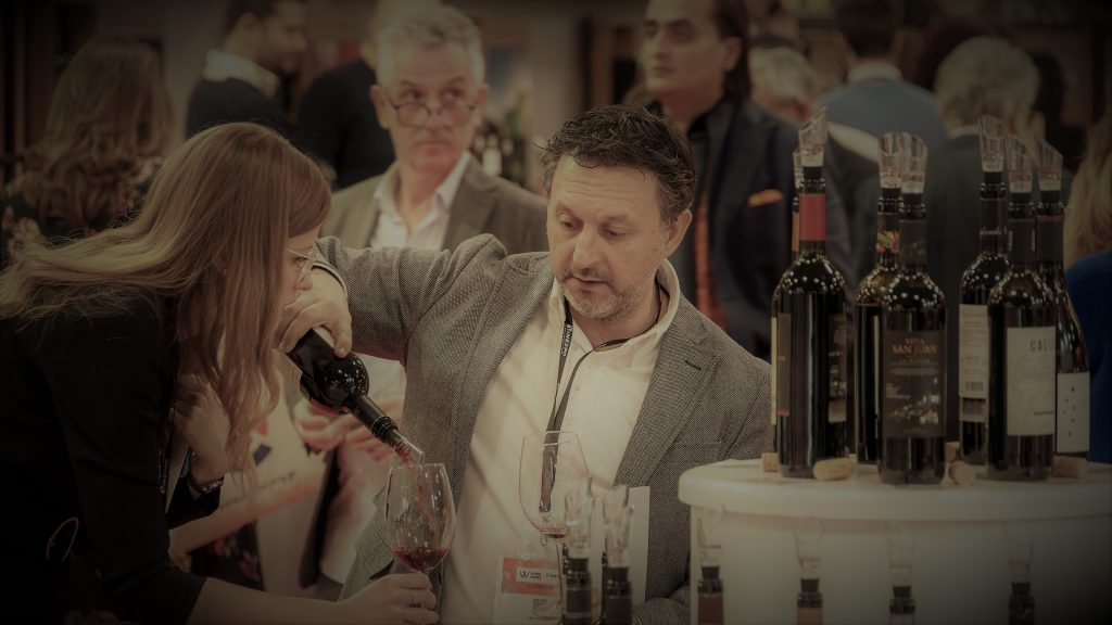 Visitantes catan vinos DO La Mancha en la ultima edición celebrada de Wine París en 2020