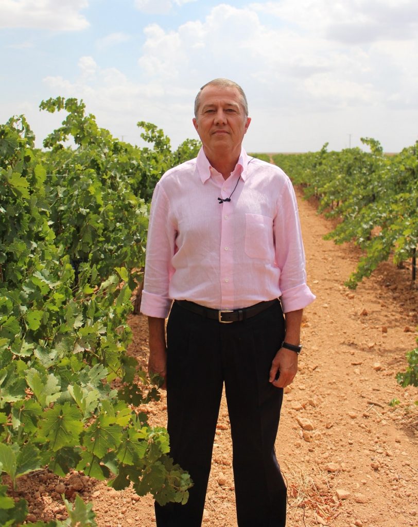 Carlos Ayuso en los viñedos de Finca Los Azares