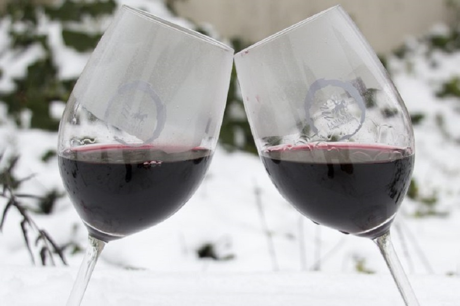 Glasses of La Mancha DO red wine in a snowy vineyard