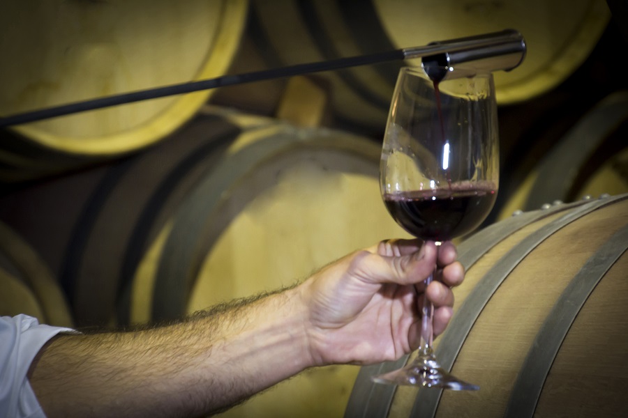 Visual phase, La Mancha DO wine in the cask
