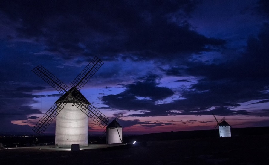 Dusk in La Mancha, a visual spectacle worth seeing