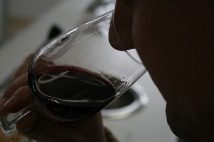 Fase olfativa de vino tinto tradicional DO La Mancha