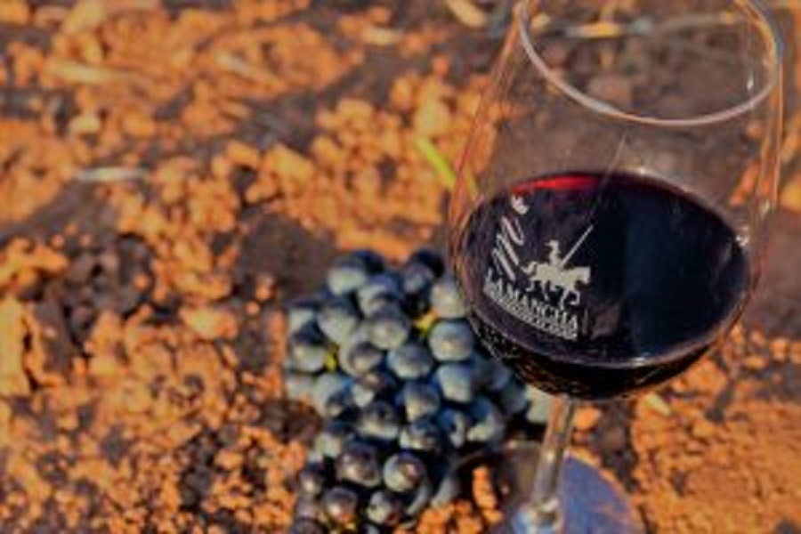 Vino y racimo de la variedad Tempranillo, muy utilizado en los vinos Reserva de La Mancha
