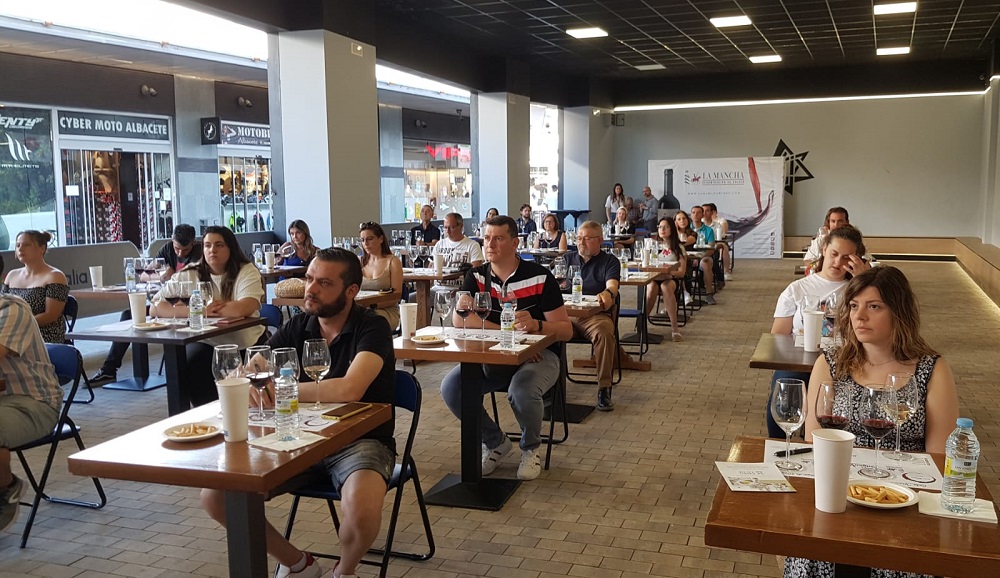 Cata de vinos de La Mancha maridada con queso, para conmemorar el Día de la Región
