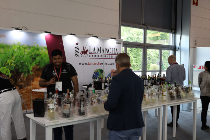 Público de Prowein se interesa por los vinos DO La Mancha - copia