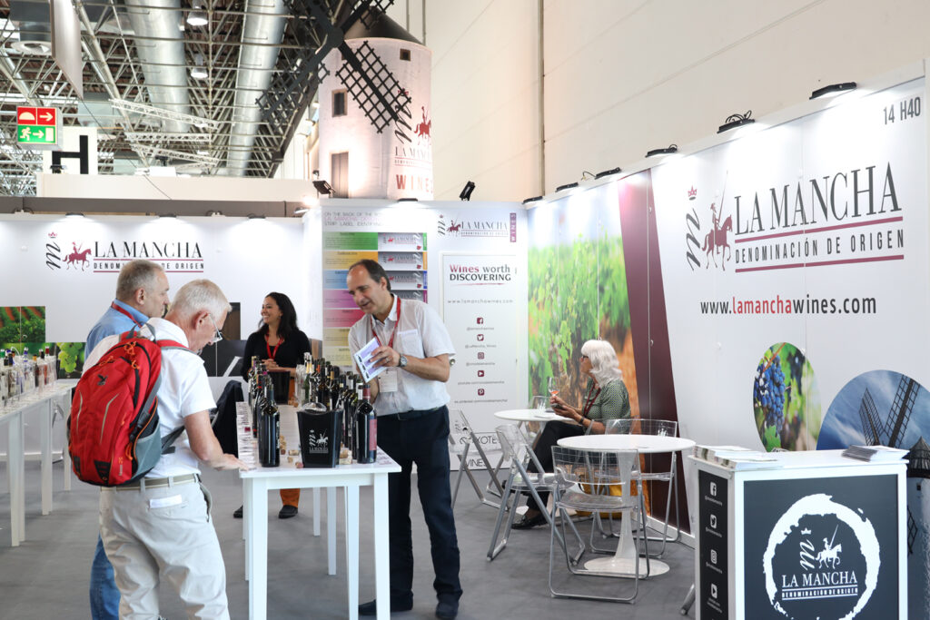 Stand del Consejo Regulador con vinos DO La Mancha 