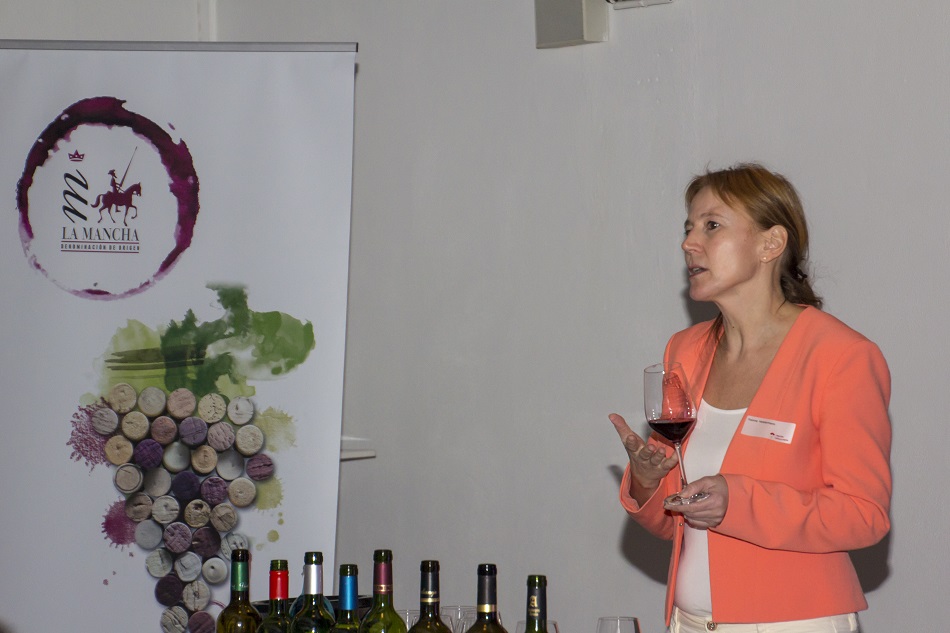 Y. Heisterman durante su seminario con vinos DO La Mancha en 2018