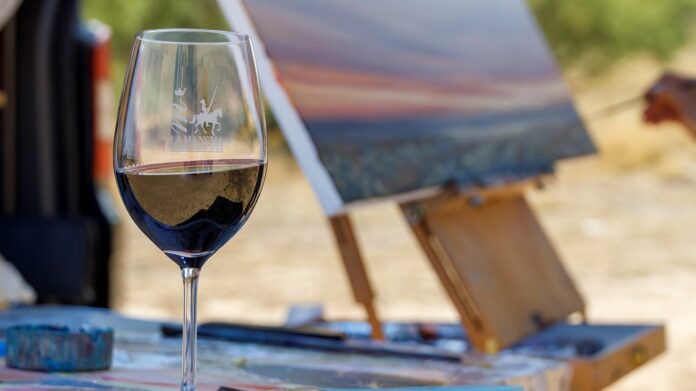 El vino vuelve en armonía con la pintura