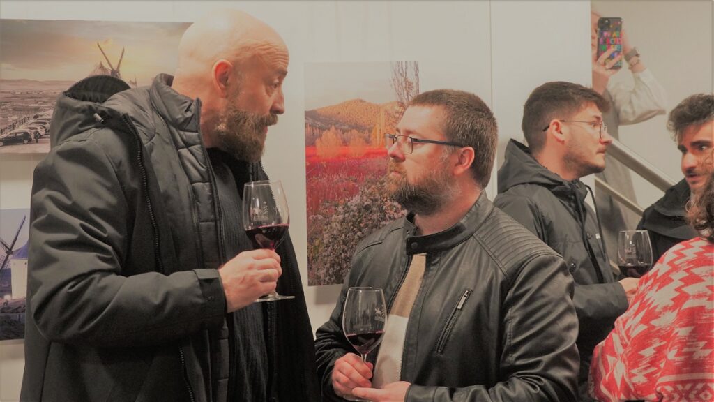 Goyo Jiménez charla con una copa de vino DO La Mancha