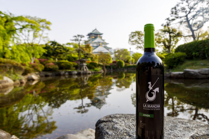 Un tinto joven DO La Mancha en Osaka, Japón