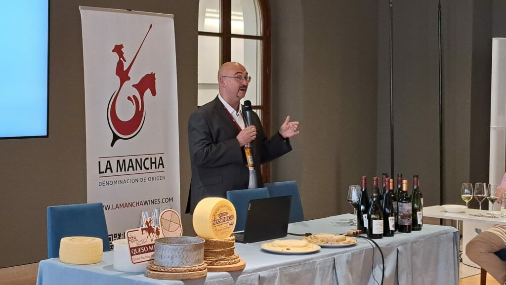 El gerente del Consejo Regulador Ángel Ortega comenta los vinos DO La Mancha