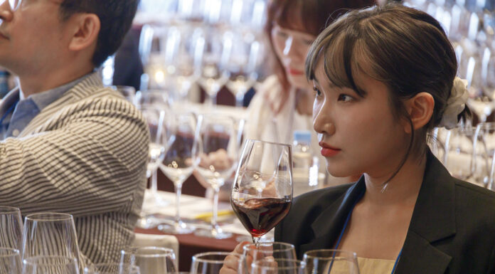 Asistente a los seminarios cata un vino DO La Mancha