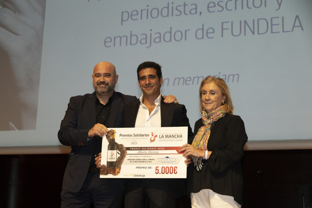 Alberto Herrera donó el Premio Solidario a Fundela