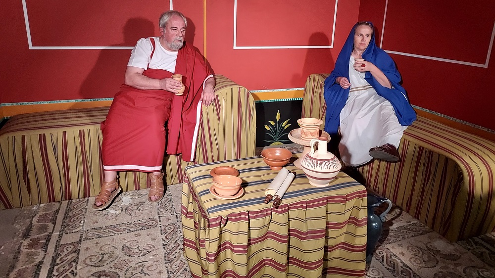 Recreación de una cena o comissatio romana por Asociación 'Alhambra Tierra Roja'