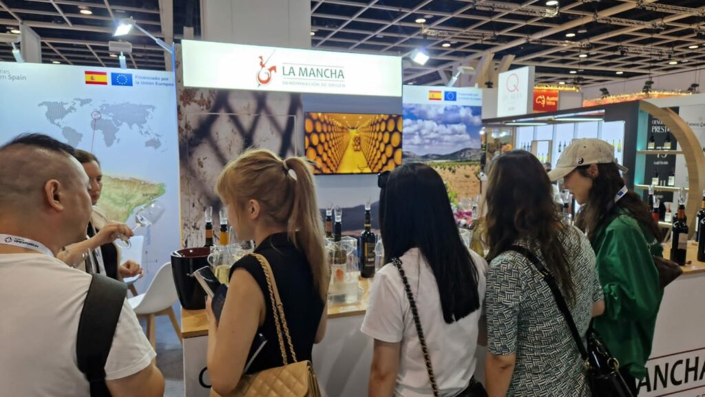 Asistentes se interesan por el stand de los vinos de La Mancha