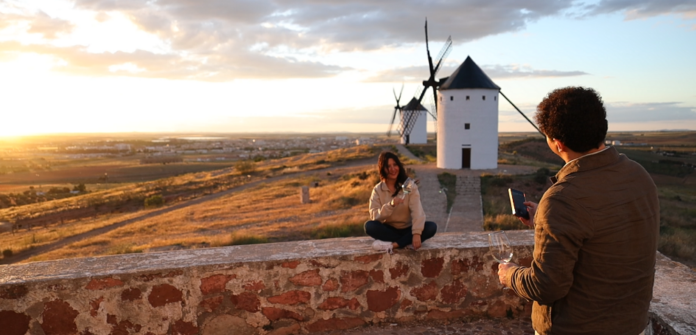 Integrantes de la misión inversa posan junto a los molinos de viento