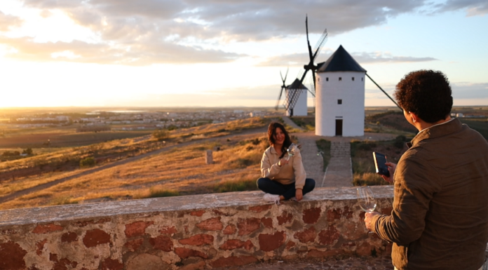 Integrantes de la misión inversa posan junto a los molinos de viento