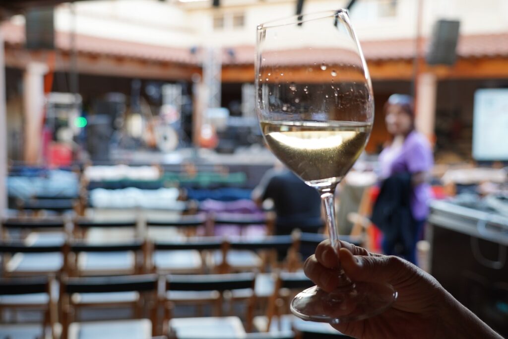 Los asistentes pudieron disfrutar de un vino antes del concierto