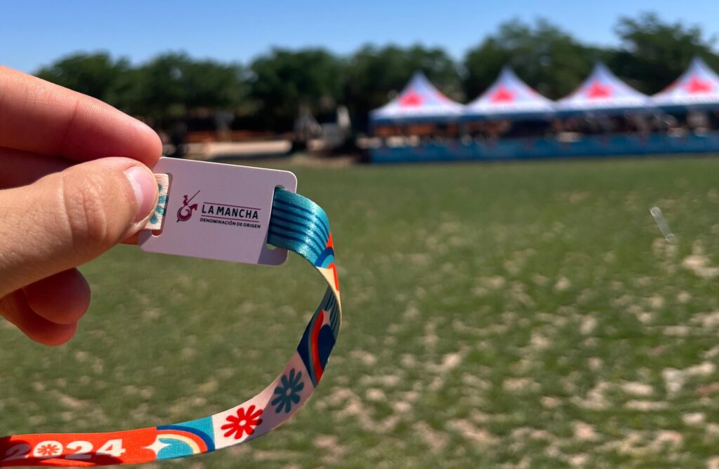 Pulsera con el logotipo de los vinos DO La Mancha