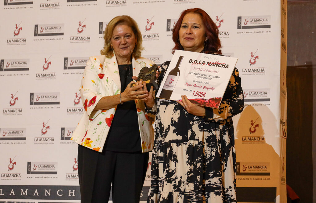 •Primer premio: Nuria García González, entrega Dña. Marina García, Diputada en la Diputación de Toledo.