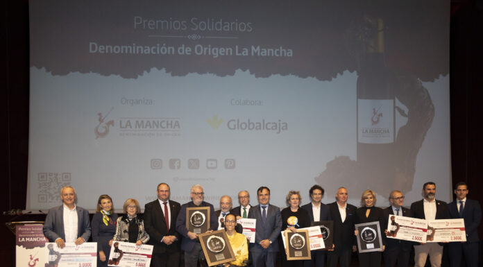 Foto de familia de los Premios Solidarios 2024