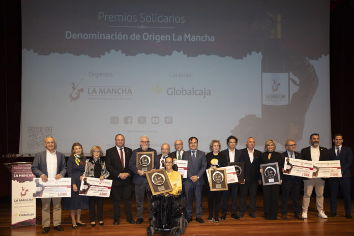 Foto de familia de los Premios Solidarios 2024