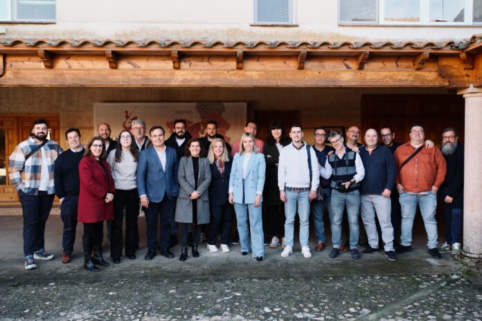 Foto de familia con la prensa de Alcázar y Tomelloso