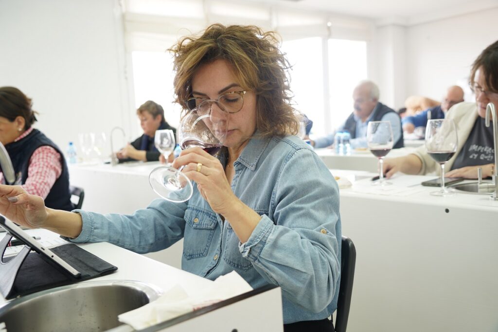 Una catadora evalua un tinto en la final