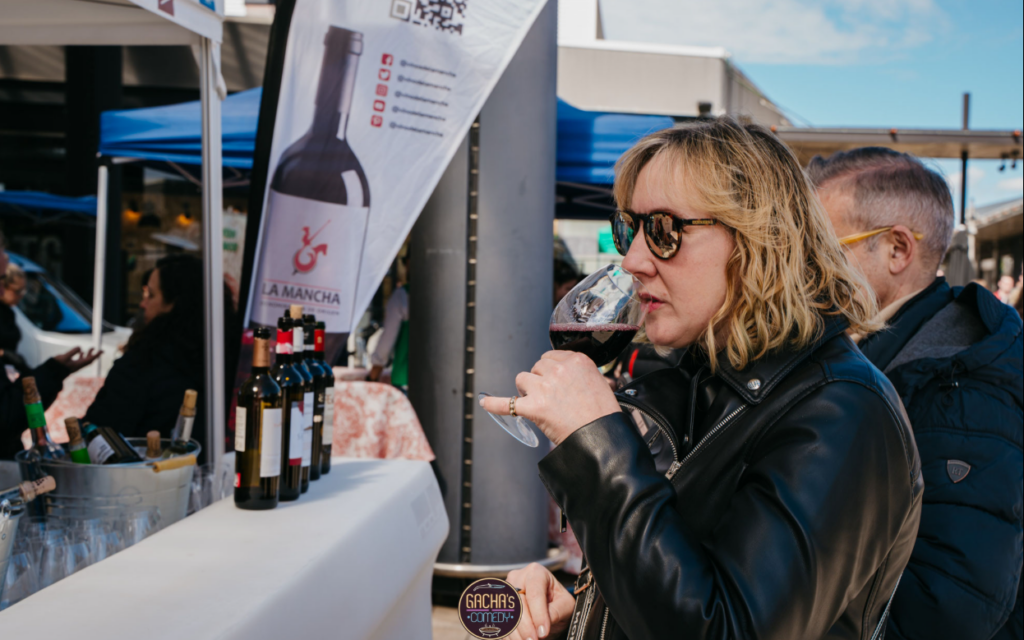 El público pudo combinar la degustación de las gachas con vinos de La Mancha