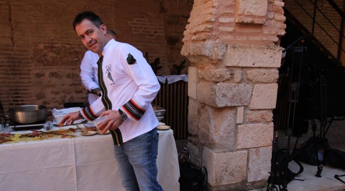 Santiago Carreras, responsable del catering posa con un mandil del Diseñador Alejandro de Miguel