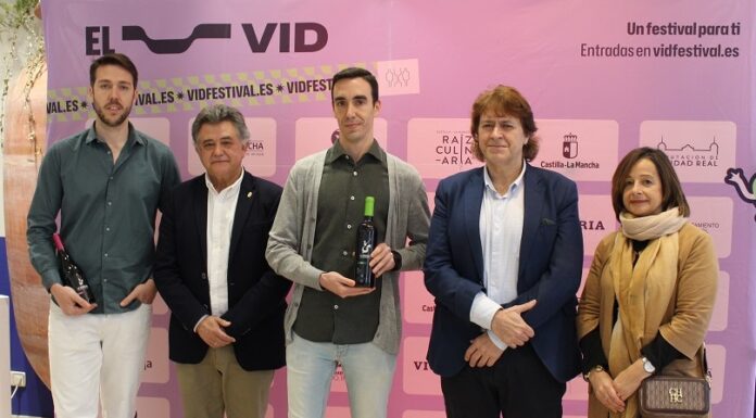 Representantes de la junta de JCMM y Ayyto. de Daimiel con los directores de El VID