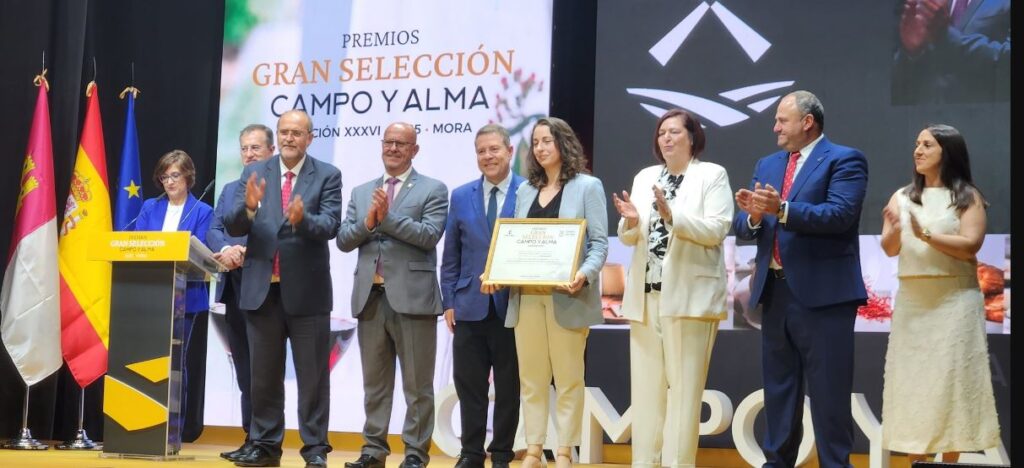 Bodegas Símbolo subió dos veces al escenario para recoger dos Premios Gran Selección 2025