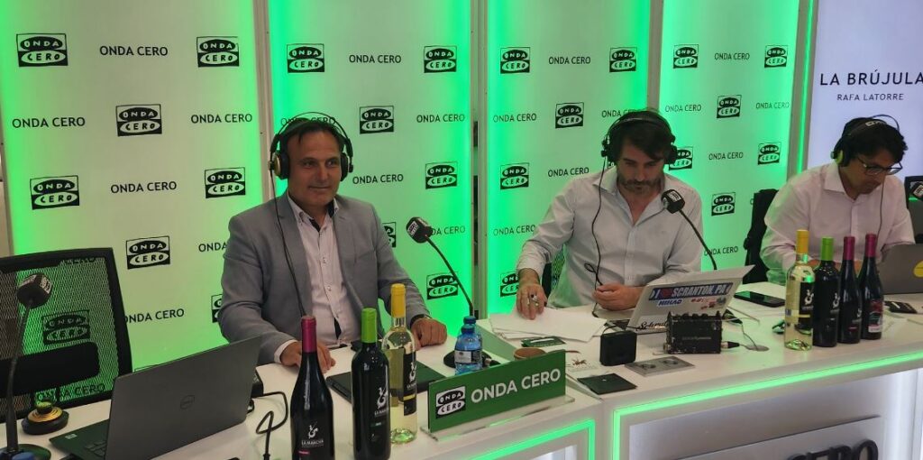 Rafa Latorre con su equipo de 'La Brújula'