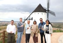 Importadores posan junto a un molino de La Mancha
