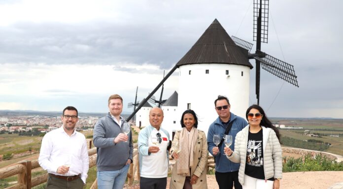 Importadores posan junto a un molino de La Mancha