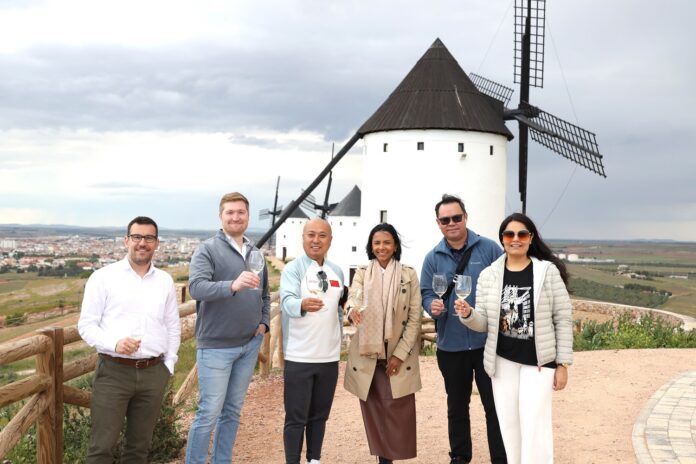 Importadores posan junto a un molino de La Mancha