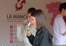 Alumnos catan un blanco airén en el curso de verano
