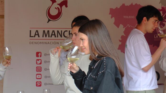 Alumnos catan un blanco airén en el curso de verano