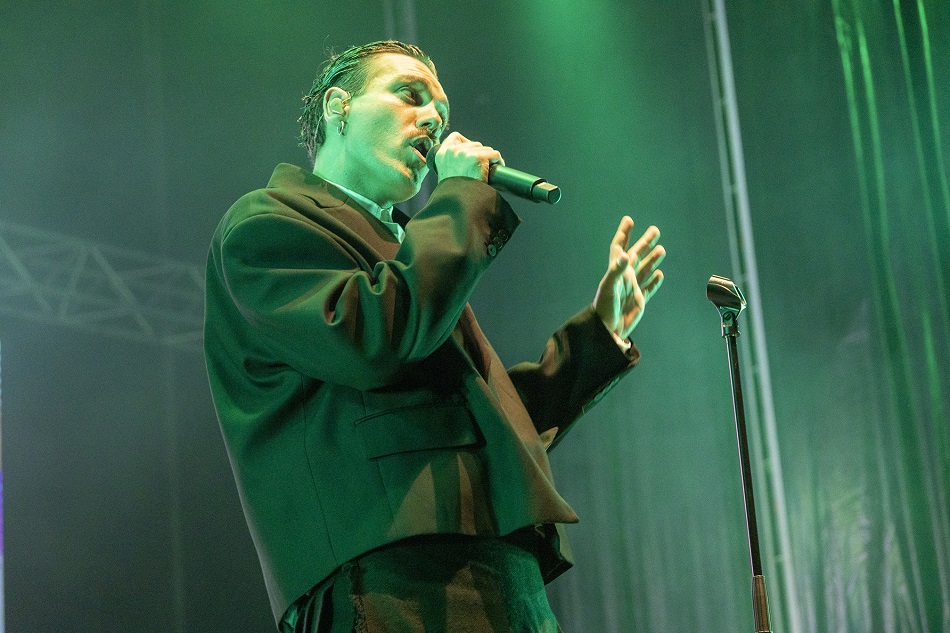El cantante de Miss Cafeína en un momento de la actuación