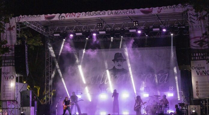Ultraligera actuando en el escenario de los vinos de La Mancha