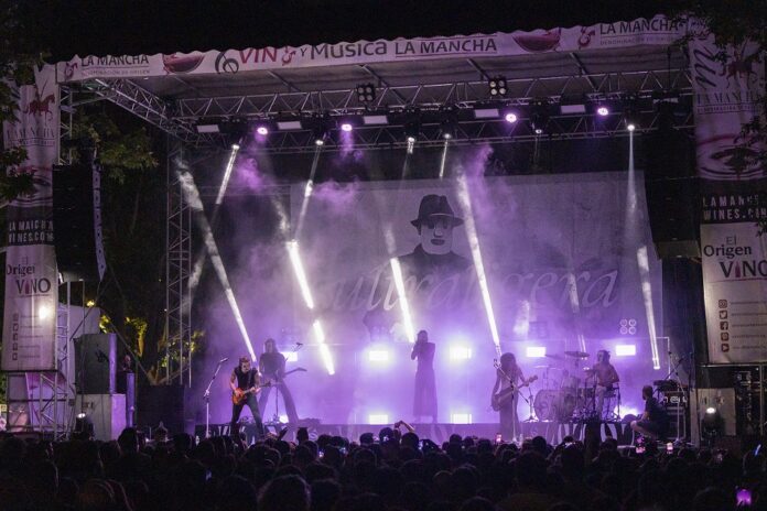 Ultraligera actuando en el escenario de los vinos de La Mancha