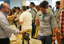 Un joven cata un tinto DO La Mancha en la presentación del año pasado