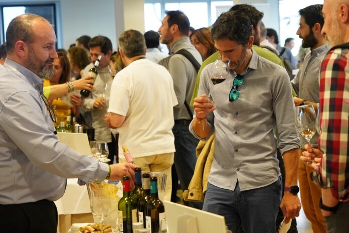Un joven cata un tinto DO La Mancha en la presentación del año pasado