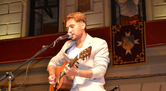 Actuando en el pregón de las Ferias de Alcázar 2021. Foto de elsemanaldelamancha.com