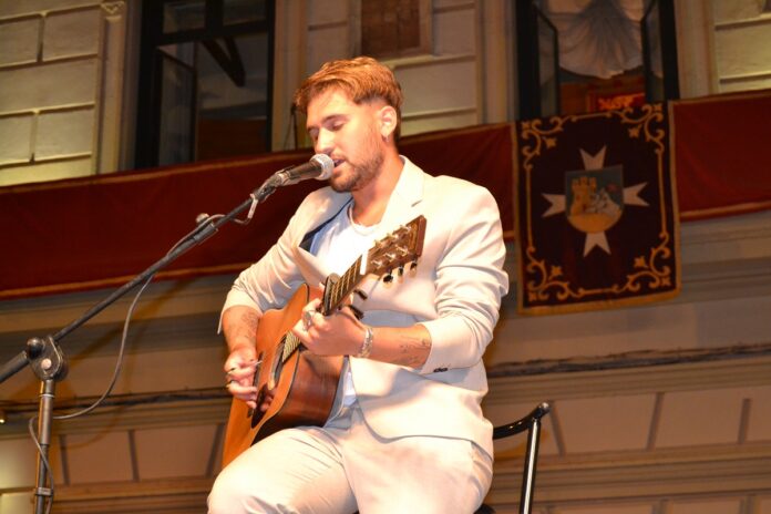Actuando en el pregón de las Ferias de Alcázar 2021. Foto de elsemanaldelamancha.com