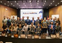 Foto de familia de los Premios Vino y Cultura 2025