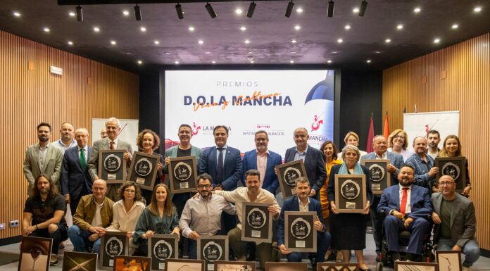 Foto de familia de los Premios Vino y Cultura 2025