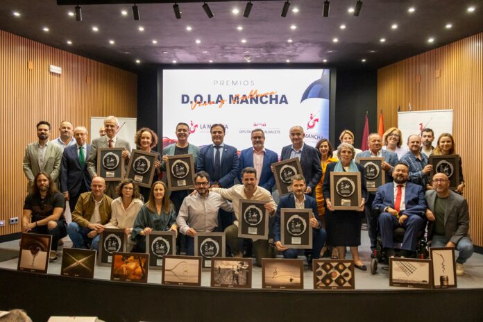 Foto de familia de los Premios Vino y Cultura 2025