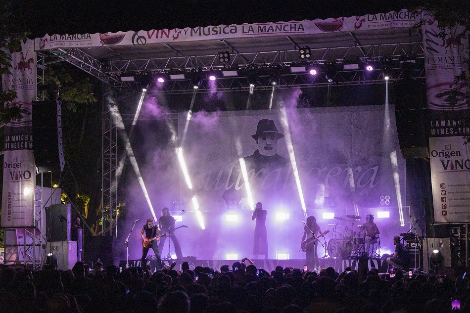 Ultraligera actuando en el escenario de los vinos de La Mancha del Festival de los Sentidos 2025